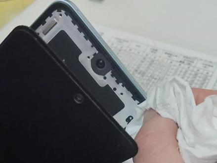 手机屏幕开胶别去维修店!自己动手3块钱粘好,省钱教程来了~
#手机维修
#手机屏幕开胶
#自己动手修手机
#省钱小技巧
#数码小知识