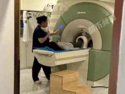 女子骑车裙子卷进车轮韧带断裂,手术过后康复过程直呼痛苦,“告诫大家骑车不要穿长裙和阔腿裤” #裙子 #韧带断裂 视频来源@支棱的小韭菜