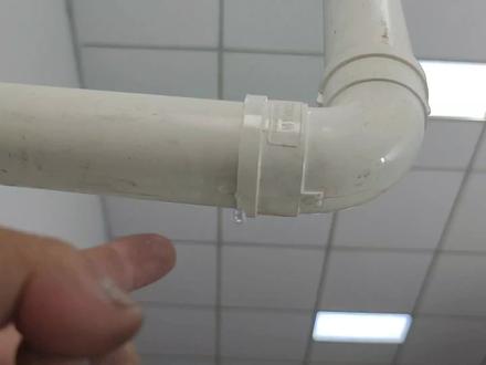 厕所下水管弯头处漏水怎么办?老水工教你一招,不用拆管立马修复