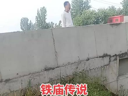 交通出行
该区域最主要的交通节点是“铁庙村”公交站。
途经线路:社旗1路。
线路走向:该线路往返于“产业集聚区”和“第二高级中学”之间,途径县人民医院、山陕会馆、县政府等重要地点,进城非常方便。
地理位置与周边
铁庙区域位于社旗县城区的南部边缘,靠近产业集聚区,周边不仅有双庄村的居住区,还有一定的工业和建筑相关配套。
附近地标:西安路、铁庙桥、G234国道辅路。
周边设施:根据公开信息,周边涵盖了一定的餐饮、住宿和生活服务设施。此外,该区域也有一些企业驻扎,例如社旗县众力建筑工程服务部就位于潘河街道双庄村铁庙。
