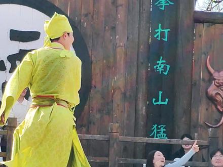 被肉肉耽误的灵魂舞者!这胖哥哥跳相思谣丝滑到没天理。#相思谣#万岁山老嫂子#灵活的胖子#灵魂舞者#万岁山武侠城