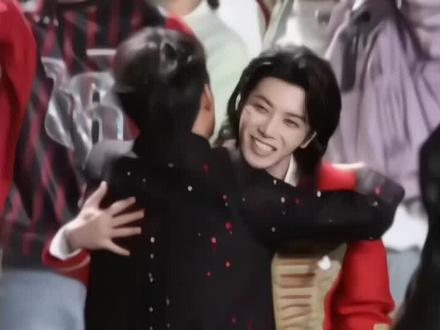 华晨宇关节痛被王嘉尔拽好了!花花:终于等到属于我的心软的神! #王嘉尔 #华晨宇 #跨年晚会