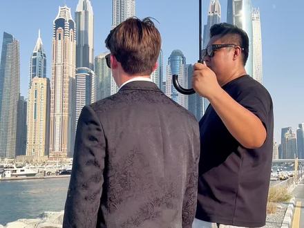 在迪拜,他为我打造了一个梦幻之旅。 我们飞越朱美拉棕榈岛,感受高空的壮丽;在唐人街品尝家乡美食,重温乡愁;在卓美亚古堡的阿布船上,享受夕阳下的下午茶,每个瞬间都如梦似幻。#迪拜 #少年感 #帅哥 #旅行 #约会