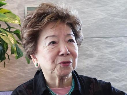 【世界船王如何教育子女?包陪庆回忆:他不愿意给我多买一双鞋】近日,世界船王包玉刚之女、世界中华宁波总商会名誉会长包陪庆在浙江宁波接受中新网专访时回忆起小时候先父的教导,表示希望传承先父“持恒健身,勤俭建业”的精神。(张斌 王宇鹄)#世界船王