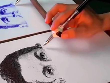 世界上最牛的漫画师,一手控两支笔,同时绘出C罗和梅!