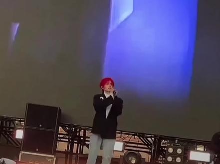 恭喜翅翅@张翅 太湖湾音乐节首秀圆满完成,我想说你真的超级棒!!!你不仅是爸爸妈妈的骄傲更是所有翅煲的骄傲,你的努力我们看到了,最后着重夸一下今天的红发小王子真的巨帅@张翅-翅煲事务所 #张翅 #舞台 #太湖湾音乐节 #打call