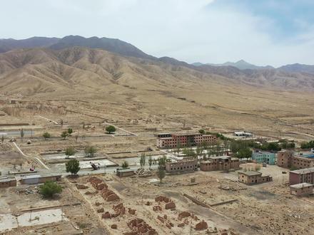 荒漠发现大批废弃建筑,相传数万人一夜之间消失,这里发生了什么#石油小镇 #荒漠 #戈壁滩 #怪物