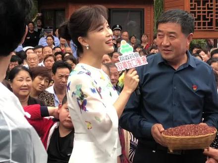 梨园春著名主持人庞晓戈和最基层支部书记合唱永远刻印在山区人民脑海里#重渡沟 #梨园春