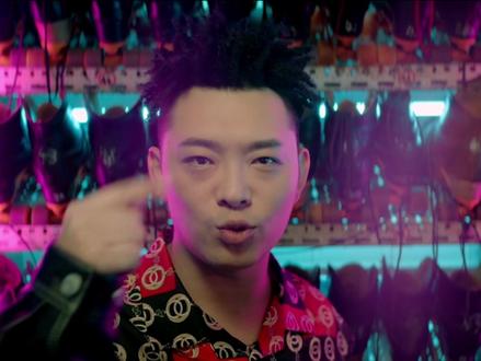 左边跟我画个龙,右边画一道彩虹#说唱推荐官 #音乐 #音乐推荐 #中文说唱 #嘻哈 #蹦迪 #rap #宝石gem @抖音小助手