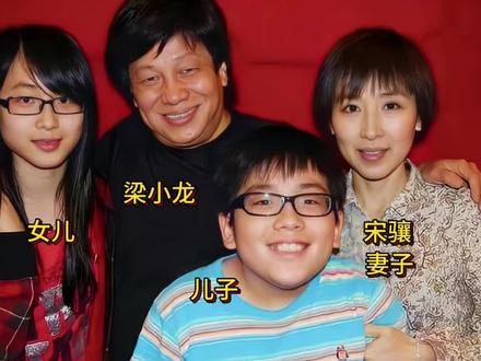 梁小龙早年的一张全家福,一儿一女都继承了父亲的衣钵!#明星#梁小龙#娱乐圈