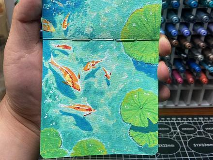 荷风游鲤|丙烯马克笔|附色号步骤 🌿 一池清浅,几尾闲游。
在颜料晕开的蓝绿里,藏着不用追赶的松弛感。
🖊️:歌马
📒:轻听
👀:六条
#丙烯马克笔#翻翻乐#绘画过程#跟着抖音学画画#国风