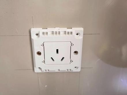 空调插座接错=定时炸弹!3步接对16安插座,电工看了都夸稳
90%的人接空调插座都犯过这个错!火线零线接反,空调频繁跳闸还烧主板,更有触电风险!今天30秒教你接16安专用插座,新手也能一次搞定。
1. 先看插座标识:L接火线(通常红色/黄色),N接零线(通常蓝色),中间PE或三横一竖标志接地线(黄绿双色);
2. 剥线别太长!露出5-7毫米铜芯就行,太长容易短路;
3. 螺丝一定要拧紧!虚接会发热,时间长了直接烧插座。
最后提醒:空调、电热水器这种大功率电器,必须用16安插座+4平方电线,别用10安的凑数!
#空调插座接线 #家电安全 #电工小技巧 #装修避坑 #居家安全小常识