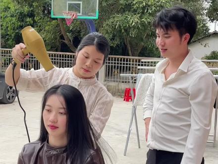 二嫂第一次帮萍萍洗头,有些人说女人嫁给家里有几兄弟的家庭不太好,因为结婚之后很多妯娌关系不太好争吵,但我觉得也有兄弟多家庭好的,一家人和和睦睦、开开心心的生活着,你们觉得妯娌关系不好是谁造成的#记录真实生活 #妯娌关系