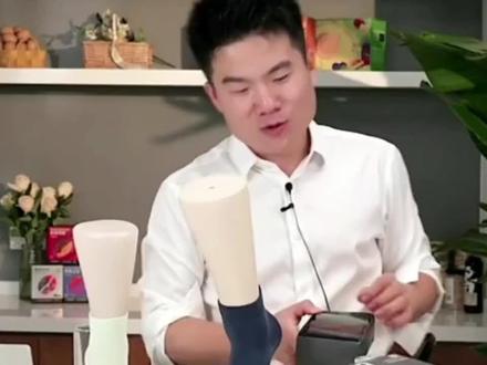 #真实生活分享计划 #与辉同行 #董宇辉 #万万没想到 #内容太过真实
董宇辉谈上央视穿的袜子的场景,我当时还以为衣服就得这么穿🤣🤣🤣