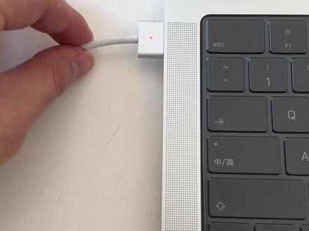 Macbook充电线不要拉拽,轻轻一提就好了。#macbook#充电线 #分享