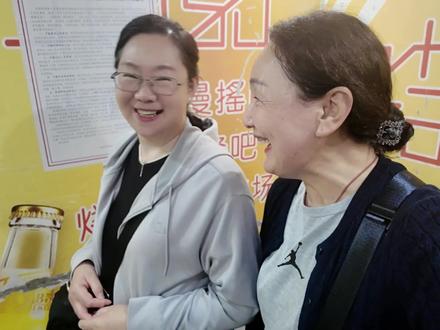 看完《阿妈的情书》心生万般感慨,影片不止单单讲述母爱。
旧时男儿默默吃苦担当,倾尽所有守护小家。女子淳朴善良,知恩重义。
历经世间冷暖,才明白缘分可贵。好好珍惜一路走来陪伴我的老闺蜜,愿我们情谊岁岁长存。#电影观后感分享 #闺蜜日常 #岁月情深 #珍惜身边人 #生活感悟