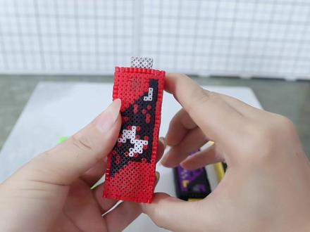 妈妈你看,这是属于我们的记忆体 儿子想要假面骑士W记忆体,妈妈用拼豆一颗颗的拼出来,太有爱了#我染上了拼豆 #拼豆已正式迈入立体时代 #人一旦染上拼豆 #假面骑士 #手工