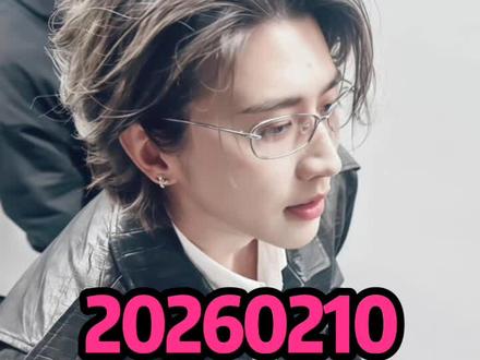 #蔡徐坤空降腾讯 TME大楼,无预热、无造势,一出场便引爆整栋楼沸腾。黑西装挺拔利落,生图颜值封神,顶流气场拉满,这就是自带热搜体质的KUN#蔡徐坤扫楼