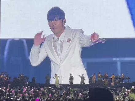 曼谷万人大合唱串烧 一秒想回到过去