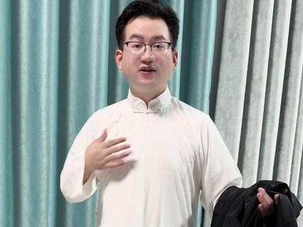 长衫不是汉服,但长衫是属于中华民族文化的服饰,鲁迅先生的最爱,我们相信鲁迅研究文化一定比我们深,而他的民族立场也一定无比坚定。所以汉服圈的朋友,我也很喜欢汉服,但求放过不要吐槽长衫,因为它虽然不是传统汉服,但它一定属于中华民族,也是我们传统文化的一部分,值得我们宣传和继承。每当我传长衫走在街上的时候,它能得到很多朋友的赞许,能够唤起很多人的深刻回忆,很多老一辈几十年前依然在穿长衫做长衫,这件衣服是距离我们最近时期的传统服饰,值得我们去宣传和传承它,也是我们文化自信的一部分。南怀瑾先生曾经说他一件长衫穿了四十年,担心没有人会做了,以后没有我们中华的衣服了,幸而还有成龙李连杰刘德华等人还在重要场合穿,幸而我发现依然有人喜欢,有人会做,南师可以放心了!#传统服饰 #长衫 #非遗传承 #南怀瑾 #原创视频