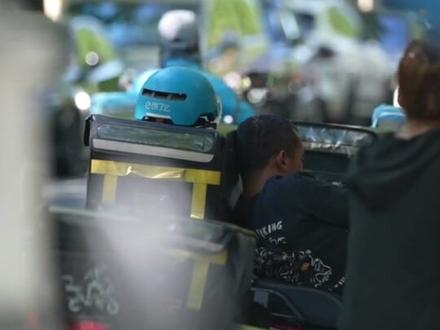 央视曝光多家外卖店存在食品安全问题,甚至有热销店铺和废品回收站开在一起。目前,涉事店铺已停业整顿并在所有外卖平台下架。