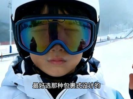 关于雪盲症,99%的人都想错了! 阴天更要防的“眼睛刺客” ⚠️
去滑雪光顾着拍照和摔跤可不行! 雪地里藏着个“隐形刺客”——雪盲症! 它专挑你以为最安全的阴天下手,等你半夜疼醒就晚了😱
✅ 记住这3点,和剧痛说拜拜: 1️⃣ 阴天≠安全! 紫外线可不会被云层拦下,雪地一反射,照样“上下夹击”你的眼睛。雪镜必须焊在脸上,一刻都别摘! 2️⃣ 认准“UV400”标识! 这是100%防紫外线的硬指标。最好选包裹式的,侧面也别给紫外线留缝隙! 3️⃣ 万一中招怎么办? 立刻躲进暗处➡️用凉毛巾敷眼皮(别揉!)➡️闭眼躺平。角膜自愈能力很强,通常1-3天能缓过来,但剧痛时请果断看医生!#雪盲症 #雪天安全 #滑雪 #趣味科普 #生活常识 @DOU+小助手 @DOU+上热门 @抖音小助手
