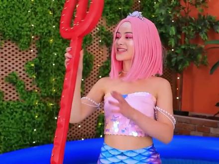 如果你想化妆成为美人鱼?第一视角带你体验化妆美人鱼公主挑战!#第一视角 #美人鱼 #小鱼 #化妆 #挑战