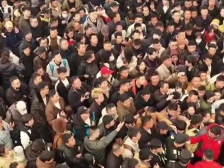 50万的奖金+品牌代言,第三届荒野求生报名现场“人人人人”,现场报名持续三天 每日抽选20个名额,不知广西老表又有多少人参赛 #荒野求生#张家界七星山