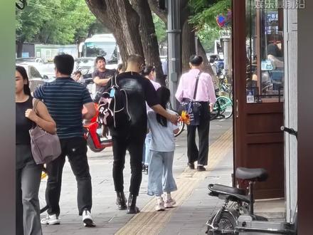 #汪峰 恋爱后不忘关心女儿,接她放学帮背书包 #章子怡