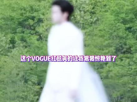 #云旗与设计师共同设计红毯战袍 纸飞机落在他身上,就是最好的高定!#云旗 #vogue #旗闻趣事