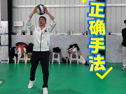 #气排球 #气排文化 #公益气排 #智慧气排
十指分散易丢球,架好你的“三角形”稳如钟!稳固的秘密,就藏在你的手型里