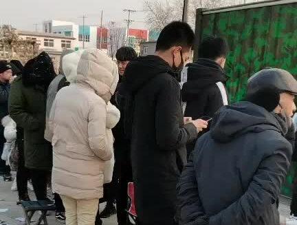 曹庄村拆迁大改造,村民们自发的从今儿排队到明早九点拿楼号。