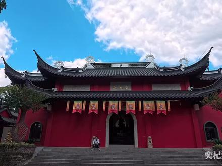 茅山乾元观,罗天大醮主会场,江苏唯一的全真派坤道(女性)道院 #我被旅行治愈了 乾元观,门票10元,坐落在群山怀抱、翠竹掩映的茅山东麓金坛区境内的青龙山郁岗峰,是茅山道教圣地“三宫五观”之一,隶属于常州市金坛区茅山旅游度假区,是世界道教主流全真道的圣地,占地面积为300余亩,开放时间为周一至周日07:00-17:30。乾元观,秦时李明真人于此炼丹,古名炼丹院;南朝梁天监中此 “郁洞斋室”以追玄洲之迹;唐代天宝年间,因李玄静居此而敕建“栖真堂”及 “会真”、“侯仙”、“道德”、“迎恩”、“拜表”五亭;宋大中祥符二年,观妙先生于此筑九层坛行法。宋仁宗天圣三年,赐名“集虚庵”,续敕改称“乾元观”。1993年11月修复开放,是江苏省唯一一所坤道道院。#旅行推荐官 ##道观 #道教 #道士