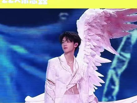 #朱志鑫#告白 这首rap的改编词是朱志鑫我们zzx 真的很棒 改编后的词一下子高级了 也很适合他的风格 💛
就像他说的“真正的告白是告诉爱我的人我愿意迈出我以前不敢想象的这一步,是告诉爱我的人我真的有了勇气,真的可以去一步一步完成不可能的事” 看直拍的时候真的很帅 zzx特别棒!
#抖音二创激励计划 #朱志鑫演唱会 #朱志鑫告白