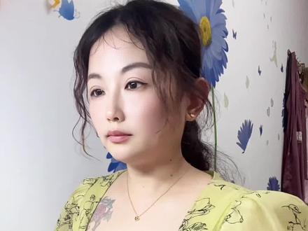 30秒教会你,视频音乐如何提取成音频mp3格式,很多人在刷抖音刷到好听的视频歌曲,想把里面的音乐下载保存下来,却发现视频无法保存到U盘或者一些播放器里播放,今天教会你一招,轻松学会,只需要三步,第一步打开抖音找到好听的歌曲,点击保存本地,第二步通过微信一键转换成音频mp3格式,第三步存储到手机文件里面或者下载到我们手机的U盘或者内存卡里面,车载音乐也是可以的,那样就可以随地的循环播放,还可以把歌曲设置为手机铃声或者闹钟铃声,苹果手机,安卓手机通用教程,视频一键转换成音频mp3格式,下面晓晓手把手来教会你#视频怎么提取成音频mp3 #怎么提取视频中的声音 #怎么把视频转换成mp3音频 #抖音音乐怎么设置手机铃声 #苹果手机铃声