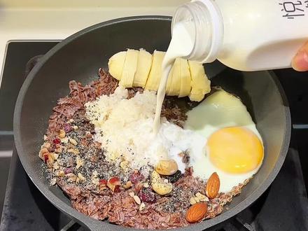 大餐后补救食谱-香蕉牛奶燕麦碗,也是我的食欲稳定碗!今天用平底锅做,不需要微波炉,也不需要蒸,全程5分钟左右就能快速吃上!低卡饱腹又营养!非常适合当懒人减脂早餐!#大餐后补救食谱 #年后吃点清淡的 #过年吃点好的 #复工了减脂餐该上场了 #我的年后减肥日常