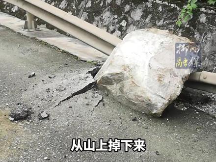 因地震引发山体落石,柳州绕城高速管制,排查清理仍在进行。