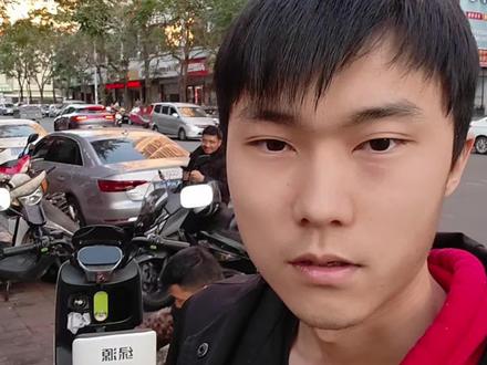 骑了4年的摩托车电池不行了,今天来给它换锂电! #绿源电动车 #铅酸电池 #国轩高科 换的国轩高科黄金电池,感觉还不错,上坡更有力气了,骑行提速也很快!