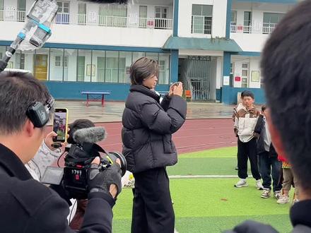 贵州小雷哥接待了蔡徐坤,蔡徐坤来贵州做公益了,坤坤一点架子都没有,帮助孩子们喊话邓紫棋,欢迎邓紫棋来贵州,太暖心了!#邓紫棋#蔡徐坤#贵州旅游包车#贵阳旅游包车#贵州小车小团