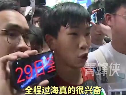 港铁全新国产列车首航 香港年轻人蜂拥候场,高喊“Q-train”举相机打卡