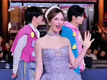 瑶瑶重返龙浩天舞台,第一支正面舞蹈#龙浩天 #ai瑶瑶 #怦然心动 #视觉盛宴 @瑶瑶小撑腰☀️ @龙浩天🐲 (4.10中午12点生日庆)