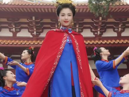 刘涛,内娱唯一一个带“天庭编制”的演员!今年妈祖诞辰1066周年的守夜大典上,她再次以妈祖文化全球推广大使的身份现身湄洲岛,身上的神性挡不住!#莆田文旅 #电视剧妈祖 #福建 #信仰