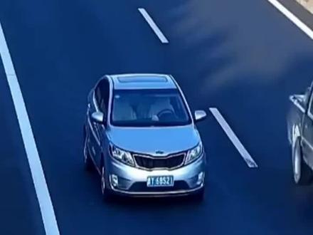 我就想知道这个女司机是怎么过科目一、四的🤣看着都脑火🔥