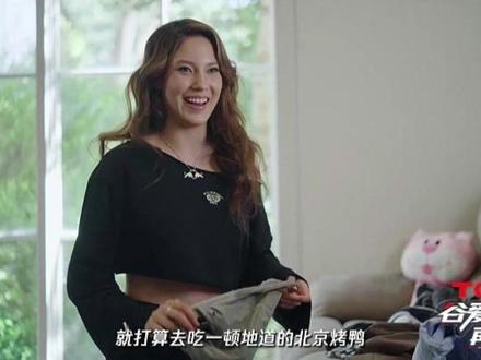 【谷爱凌:再出发】 这也太像我了吧!谷爱凌也爱把衣服扔沙发 心心念念烤鸭两眼放光#谷爱凌再出发