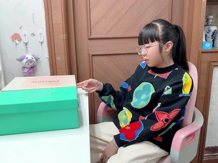 晴宝脚丫长得太快,竟然比姐姐脚都大,妈妈买多巴胺色鞋,超好看