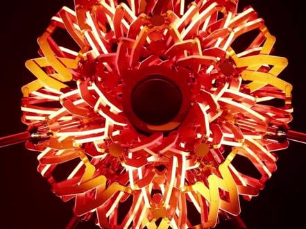 2月6日,第二十五届冬季奥林匹克运动会在米兰和科尔蒂纳丹佩佐开幕。这是意大利第三次承办冬奥会,承办次数仅次于美国,与法国并列。
抛开得天独厚的地理条件,意大利还有什么?是什么塑造了今日的意大利?
2026年第4期《环球人物》为你一一解读。第二十五届冬奥会主火炬台的设计灵感来自达·芬奇的绳结图案——“芬奇结”。除了达芬奇,意大利还有千年的历史和权力的交替,有传奇的歌剧“三杰”和流亡的“意大利语之父”但丁,也有被列入人类非物质文化遗产名录的美食……
或许,你已对这些耳熟能详,那不如来听听澳门大学艺术与设计系主任李军、北京大学歌剧研究院特聘教授刘雪枫、意大利名厨马里诺和网红博主阿雷等如何理解意大利。#媒体精选计划 #斩杀线 #美国