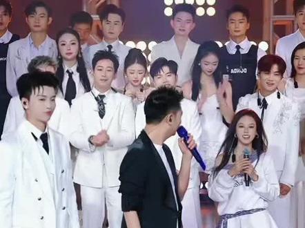 笑麻了!江子杨玥玥同框,主打一个纯纯好兄弟情😂😂#昊瀚培训号 #🌙玥玥 🌙~#昊蒙🎭星城#江子杨#向阳🌻星城