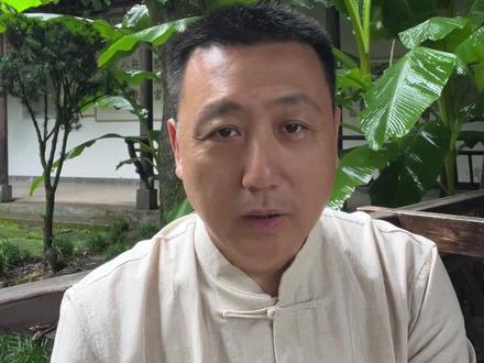 早餐没胃口,晚上饿早上却不饿什么原因?不吃早餐能减肥吗? 临睡前肚子饿得咕咕直叫,可第二天清晨醒来,却对早餐毫无兴致,丝毫没有进食的欲望。这是为什么呢?
晚上饿,第一个原因,可能你的晚餐吃了不少碳水,大量碳水会刺激胰岛素大量分泌,胰岛素如同一位尽职的“血糖调控员”,它会迅速将血液中的葡萄糖转运到细胞内,致使血糖水平急剧下降,你就饿了!
血糖低了以后,胰岛素水平开始下降,身体开始分解自身脂肪供能,你睡眠的时候,其实就已经开始燃烧脂肪维持代谢,能量非常充足,早上自然就不饿。
第二个原因,在早上的时候,人体内的皮质醇开始升高,会刺激肝脏释放糖原,为身体补充能量,这也是早上不饿的原因之一。
这种情况,阿峰建议你晚餐可减少碳水摄入,避免刺激胰岛素大量分泌。晚上就不容易饥饿,第二天早上,可适当推迟或直接不吃早餐,延长禁食至20小时左右。
早餐没胃口是什么原因?早晨没食欲怎么办?不吃早餐能减肥吗?
这种轻断食既能分解更多自身脂肪助你变瘦,又能激活细胞自噬,清除体内垃圾、修复线粒体、降低炎症反应,对慢性疾病防治有益,这也是明星轻断食瘦身冻龄的秘诀。
你get到了吗?#不吃早餐能减肥吗