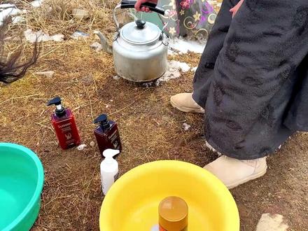 戴海螺片代表已婚?藏族姑娘相聚养发,珊瑚蜜蜡装饰满头很漂亮! #西藏 #藏族 #养发护发 #牧区生活