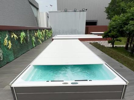 泳池为什么要装个盖子?
首先是安全:对于小孩或宠物来讲,盖上盖子可以起到保护作用。
其次是卫生:泳池盖板能有效防止砂尘落叶掉进池中。
此外是保温:不采取任何保温措施水温会下降很快,浪费能源。
最后是防止水分蒸发:水分蒸发会导致室内环境潮湿,可能对其它设备造成破坏。
#成品恒温泳池 #无边际泳池 #别墅泳池 #室内泳池 #户外泳池